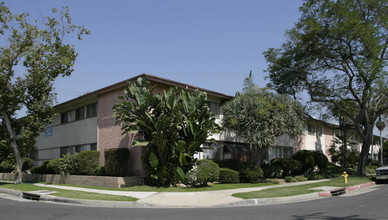 Country Club Terrace in Lakewood, CA - Foto de edificio - Building Photo