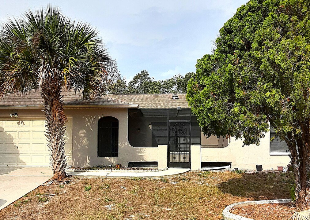 8169 Philatelic Dr in Spring Hill, FL - Building Photo