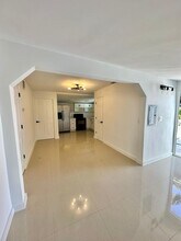 11020 NE 4th Ave, Unit 2 in Miami, FL - Foto de edificio - Building Photo
