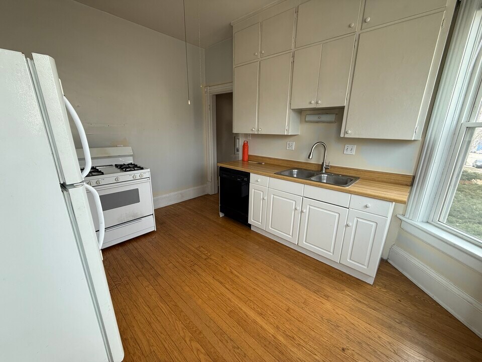 1823 E Bradford Ave, Unit Lower in Milwaukee, WI - Foto de edificio