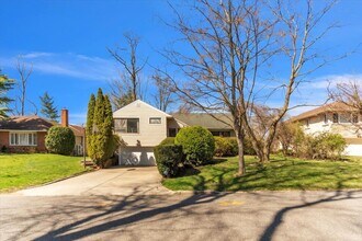 6 Robin Hill Rd in Great Neck, NY - Building Photo - Building Photo