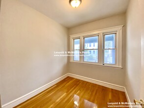 21 Roseclair St, Unit 1 in Boston, MA - Foto de edificio - Building Photo