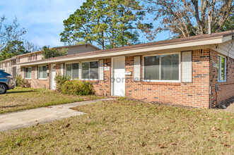 6135 Longchamp Dr in Jacksonville, FL - Foto de edificio - Building Photo