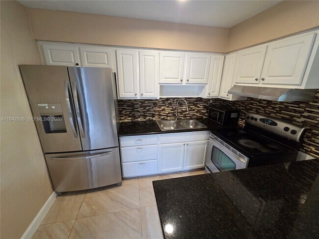 6270 NW 14th St in Sunrise, FL - Building Photo - Building Photo