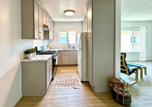 14315 Chandler Blvd in Van Nuys, CA - Building Photo - Building Photo