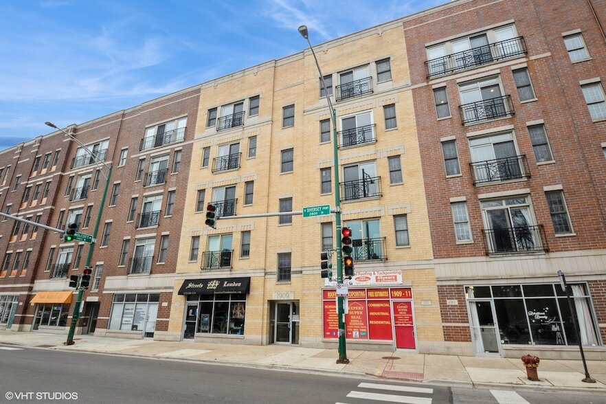 1909 W Diversey Pkwy in Chicago, IL - Building Photo