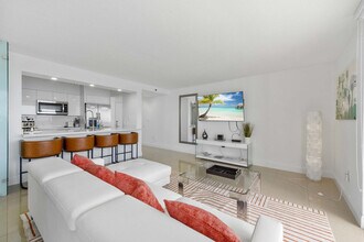 1200 Brickell Bay Dr in Miami, FL - Building Photo - Building Photo