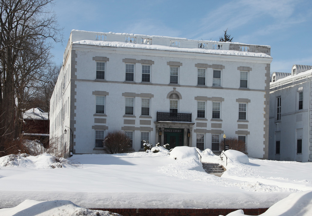 Kings and Queens Court Apartments in Auburn, NY - Building Photo