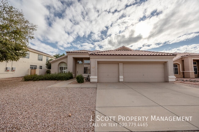 7417 W Candelaria Dr in Glendale, AZ - Building Photo - Building Photo