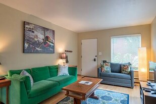 2233-2243-2243 NW Flanders St in Portland, OR - Building Photo