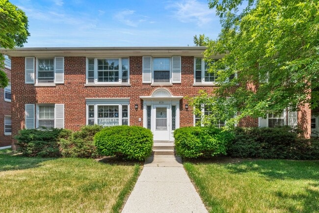 8130 W North Ave, Unit 2 in Wauwatosa, WI - Building Photo - Building Photo