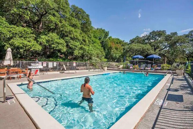 743 E Oltorf St in Austin, TX - Building Photo - Building Photo
