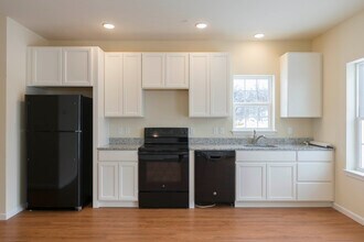 2085 Arey Ln in Whitehall, PA - Building Photo - Building Photo