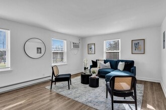 Maple Court Apartments in Wrightstown, NJ - Foto de edificio - Building Photo