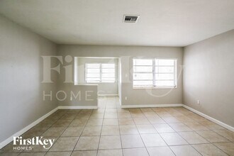 1710 NW 109th St in Miami, FL - Building Photo - Building Photo