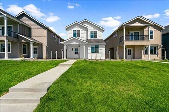5125 E Dorado Ave in Post Falls, ID - Foto de edificio - Building Photo