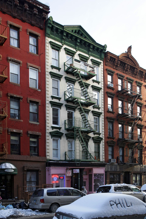 335 E 6th St in New York, NY - Building Photo