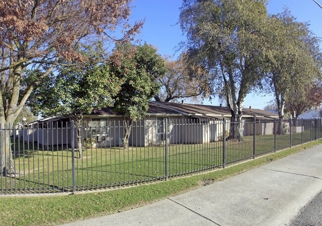 5581 Mendocino Blvd in Sacramento, CA - Building Photo - Building Photo