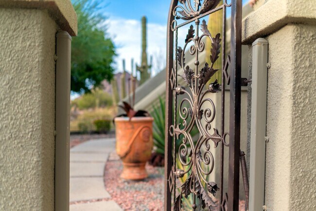 10326 E Buckskin Trail in Scottsdale, AZ - Building Photo - Building Photo