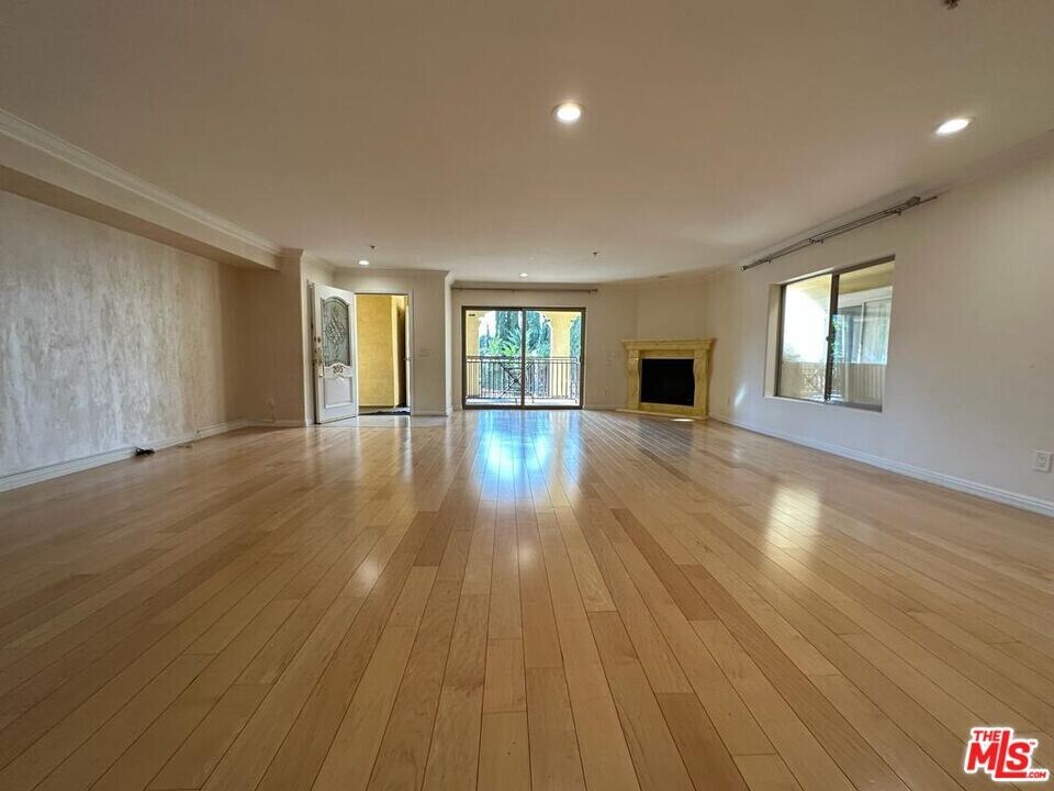 2435 Florencita Dr W in Montrose, CA - Building Photo