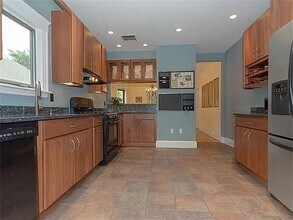 33 Chetwynd Rd, Unit 2 in Somerville, MA - Building Photo - Building Photo