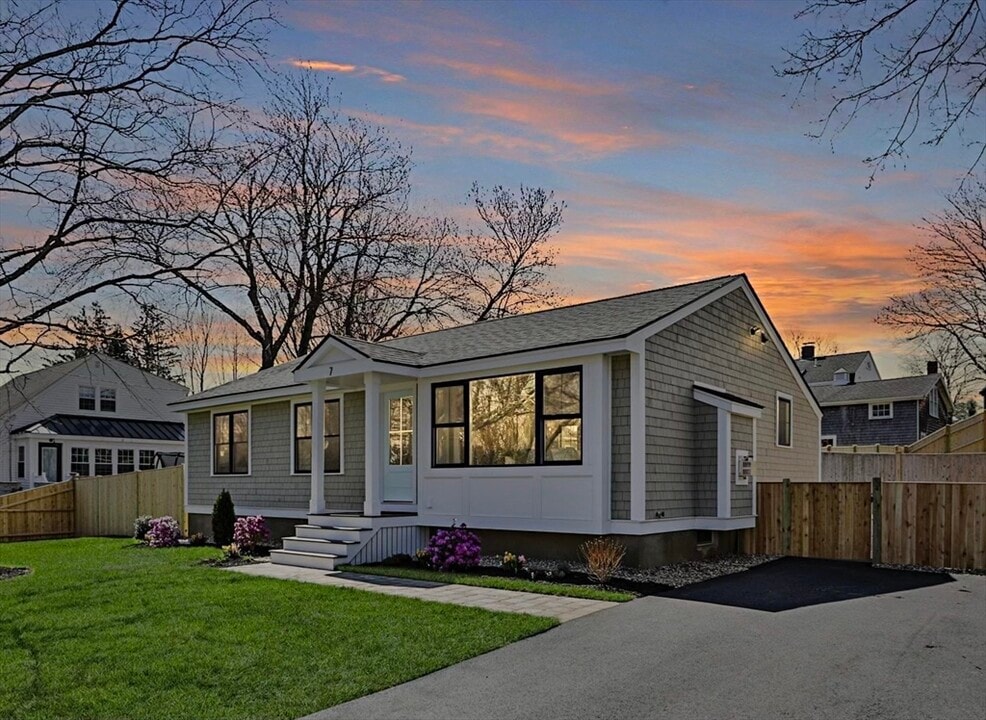 7 Christopher St in Newburyport, MA - Building Photo