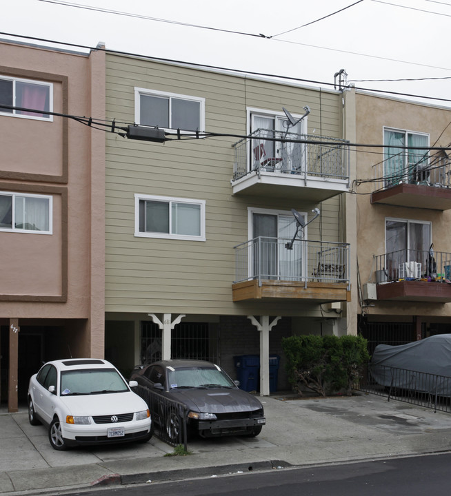 681 Sylvan St in Daly City, CA - Foto de edificio