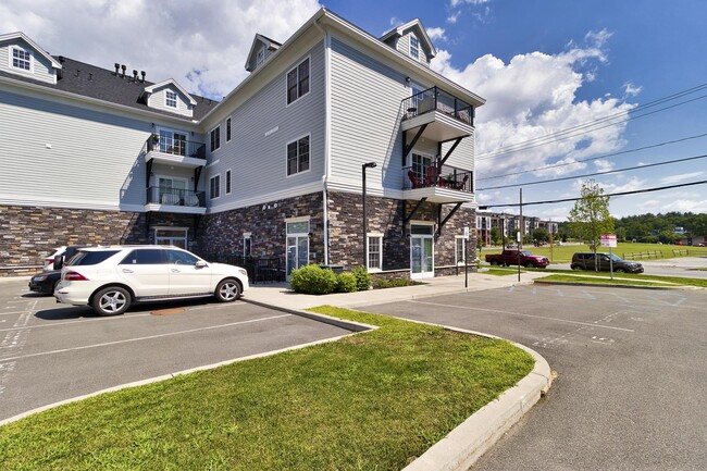 97 East Ave-Unit -206 in Saratoga Springs, NY - Foto de edificio - Building Photo