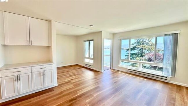 8 Commodore Dr in Emeryville, CA - Building Photo - Building Photo