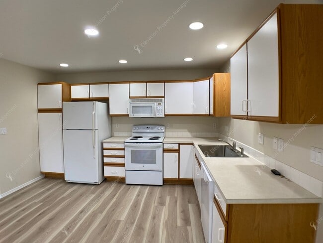 1933 SW Canyon Dr in Redmond, OR - Building Photo - Building Photo