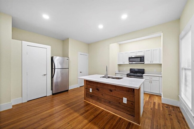 property at 811 Sul Ross St