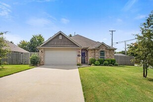 100 Sullivans Wy in Centerton, AR - Building Photo