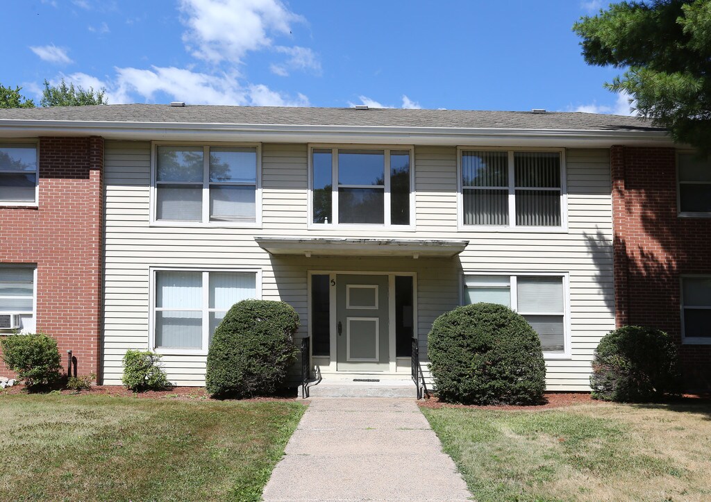 Manor House Apartments in Bloomfield, CT