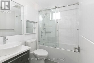 11 Walmer Rd in Toronto, ON - Building Photo - Building Photo