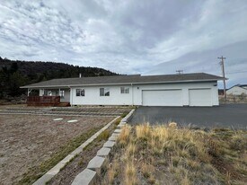 2720 Old Fort Rd in Klamath Falls, OR - Building Photo
