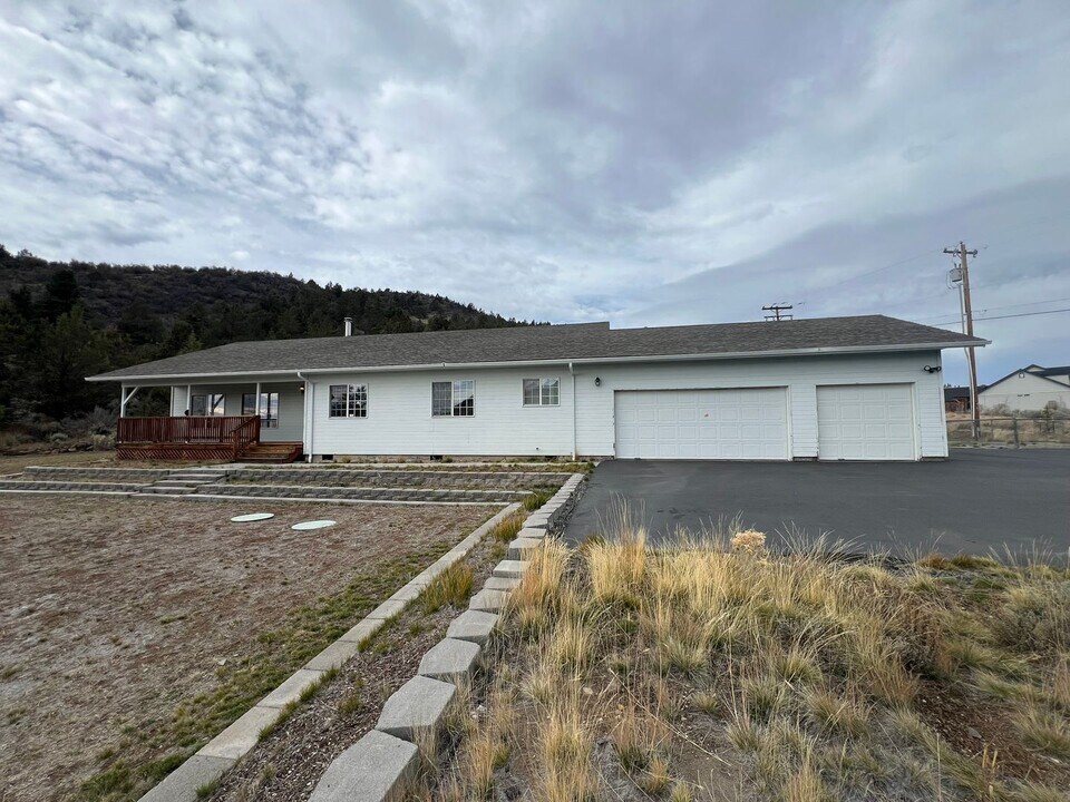 2720 Old Fort Rd in Klamath Falls, OR - Building Photo