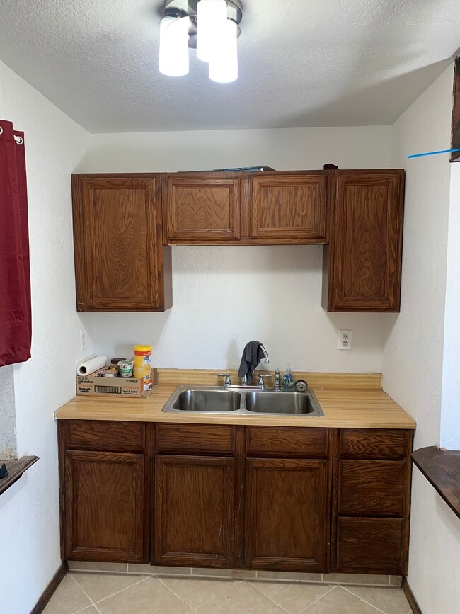 710 W Champ Clark Ave in Artesia, NM - Building Photo - Building Photo