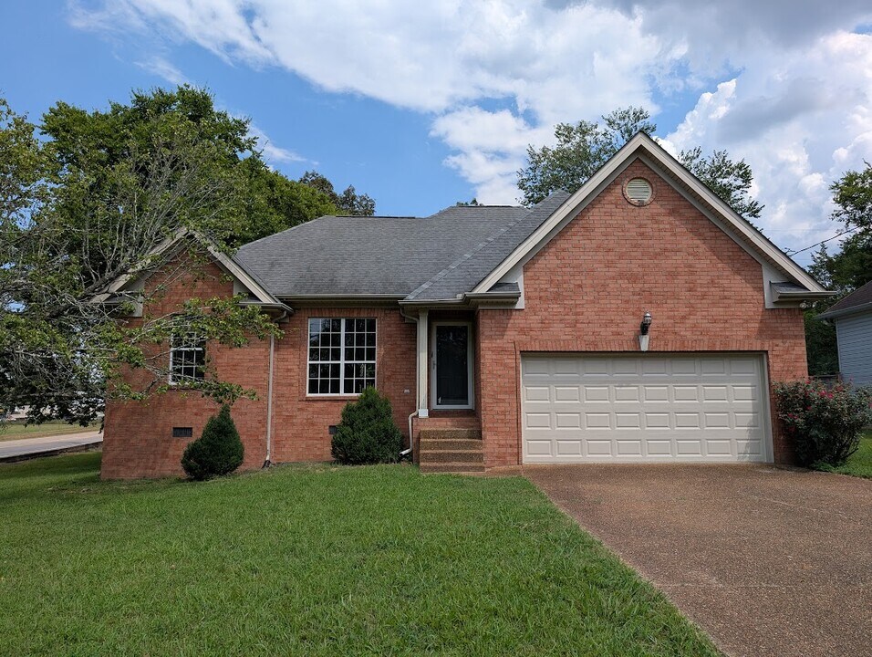 1001 Nighthawk Ln in Mount Juliet, TN - Foto de edificio