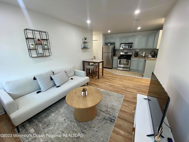 311 4th Ave, Unit 202 in Asbury Park, NJ - Foto de edificio - Building Photo