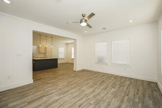 2003 E Overton Rd in Dallas, TX - Foto de edificio - Building Photo