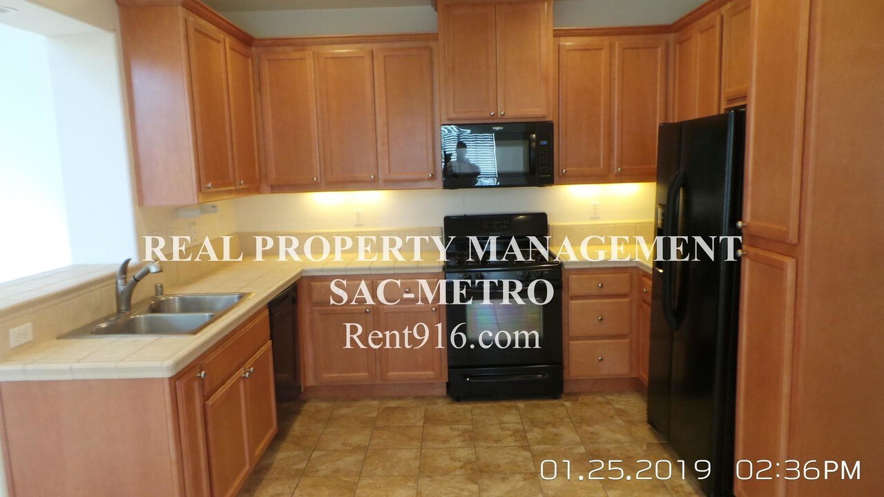 5301 E Commerce Way in Sacramento, CA - Building Photo