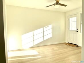 275 Dayton Rd in Trumbull, CT - Foto de edificio - Building Photo