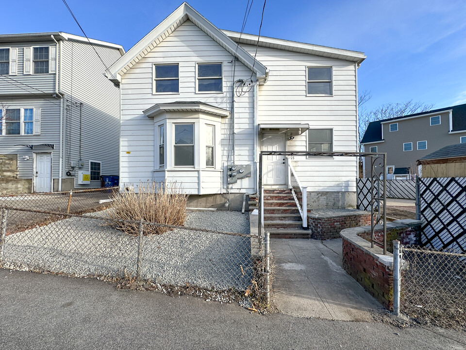 35 Hichborn St, Unit 1 in Revere, MA - Foto de edificio