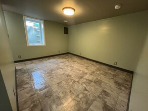 882 Weeks Ave SE in Minneapolis, MN - Building Photo - Building Photo