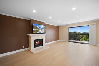 635 E Elmwood Ave, Unit 301 in Burbank, CA - Building Photo - Building Photo