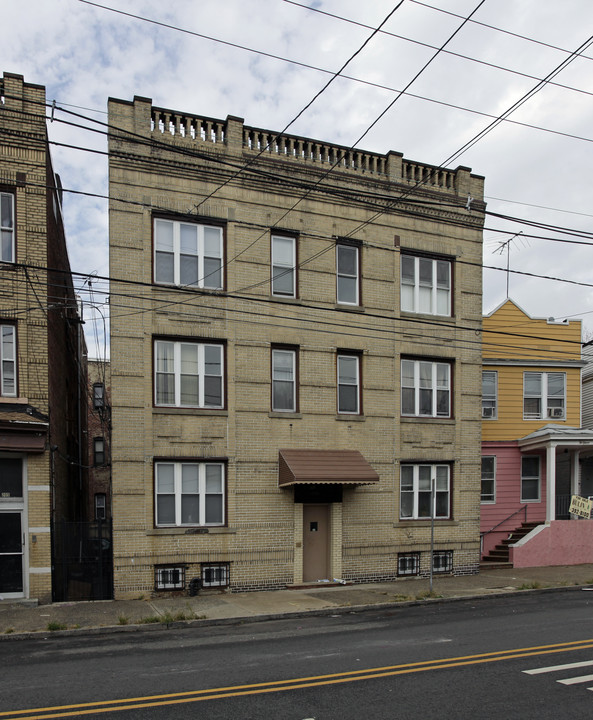 209 Garfield Ave in Jersey City, NJ - Building Photo