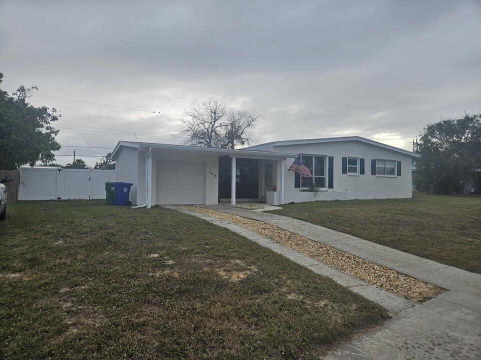 745 Schumann Dr in Sebastian, FL - Building Photo