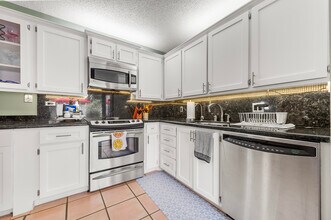1700 Embassy Dr in West Palm Beach, FL - Building Photo - Building Photo
