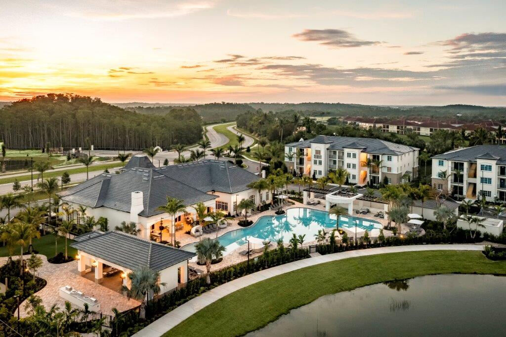 Town Treeline in Ft. Myers, FL - Foto de edificio