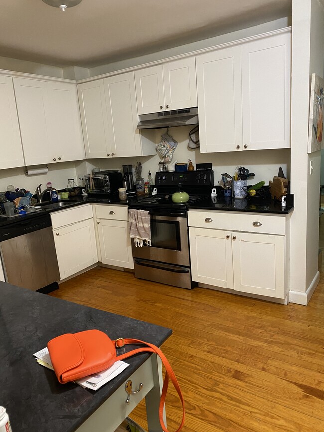 1728 Beacon St, Unit b in Brookline, MA - Building Photo - Building Photo